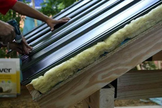 Instalación de lana de vidrio bajo la cubierta de zinc