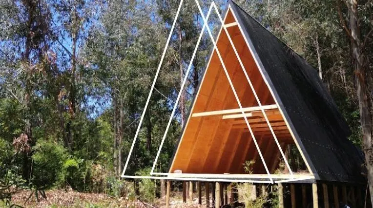 Estructura A-Frame con dos cerchas adicionales dibujadas en blanco