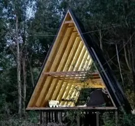 Cercha A-Frame levantada con la estructura del techo
