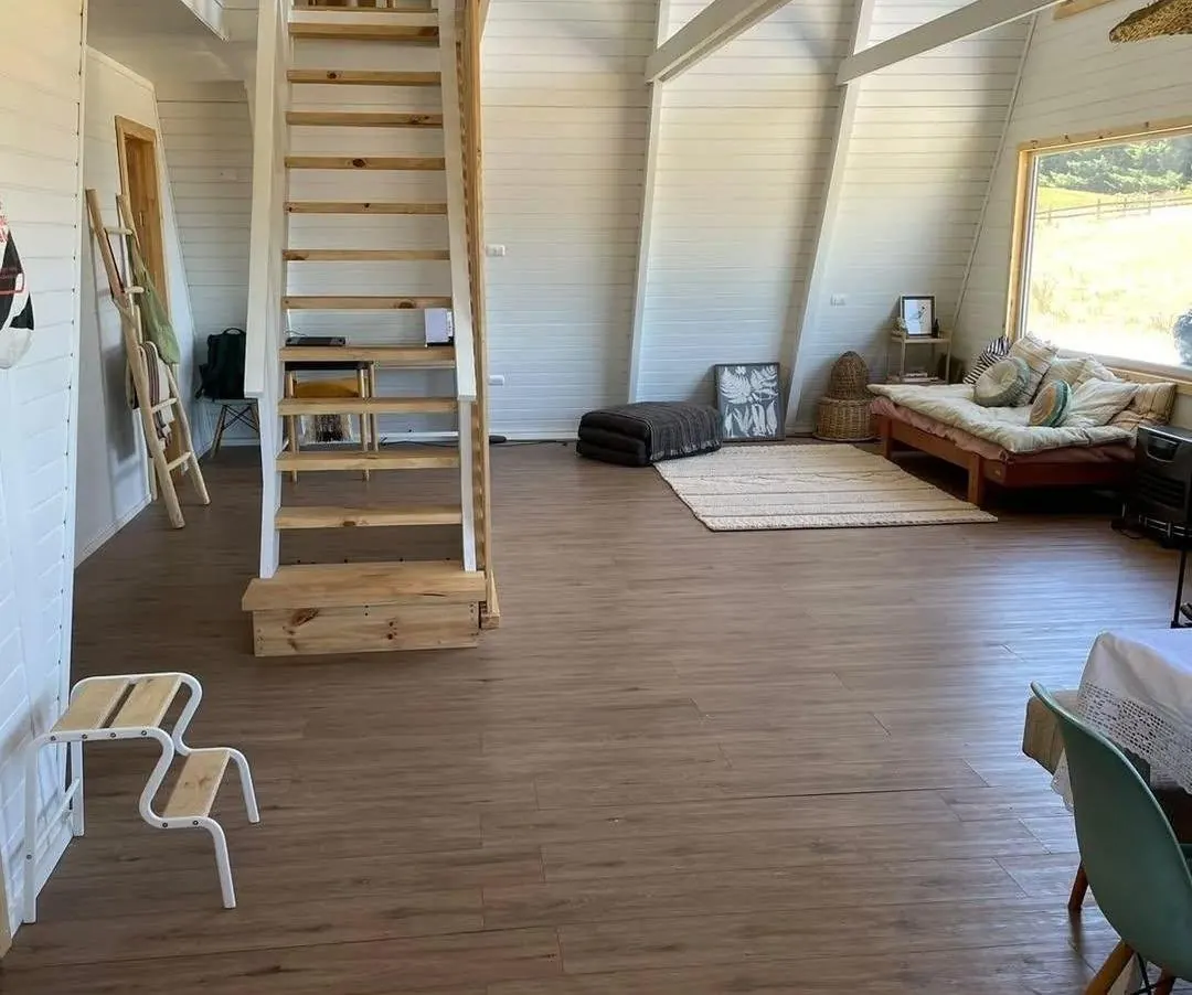 Interior con escalera de madera y carpintería en obra