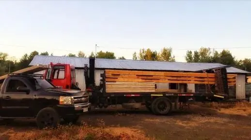 Camión cargando materiales de madera en Yumbel